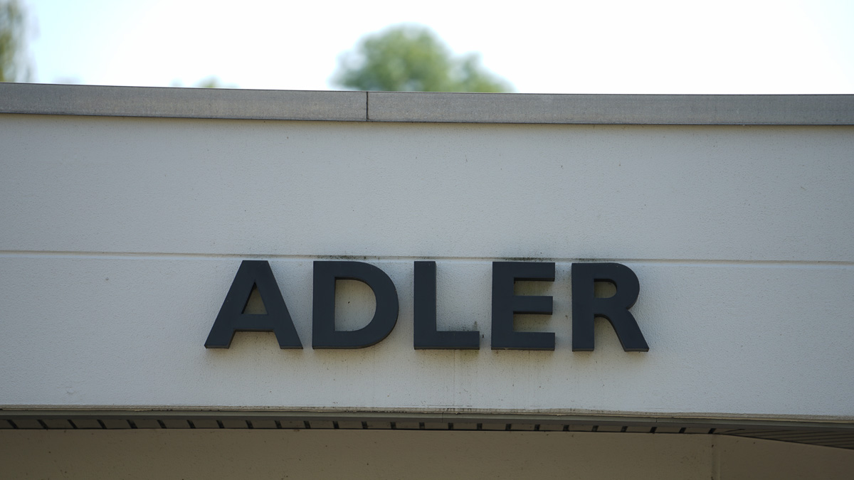 Schriftzug Adler am Autohaus